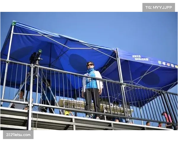 特写：大雨导致比赛推迟，球员在更衣室弹吉他放松