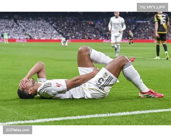 特写：尼斯球员与对手发生冲突，主裁出示三张黄牌控制局面